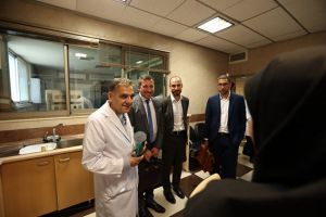 بازدید رایزن منطقه ای بهداشت کشور فرانسه از مرکز قلب و عروق شهید رجایی: عکس شماره 1 / 12